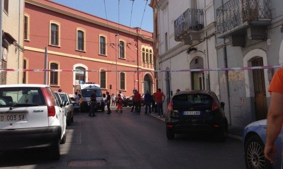 Esecuzione in strada a Bari, freddato un pregiudicato: proiettili vaganti contro auto, feriti due coniugi