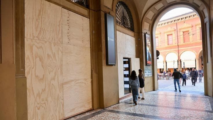 I negozi del centro di Bologna si blindano in attesa dei cortei del Movimento 17 Ottobre