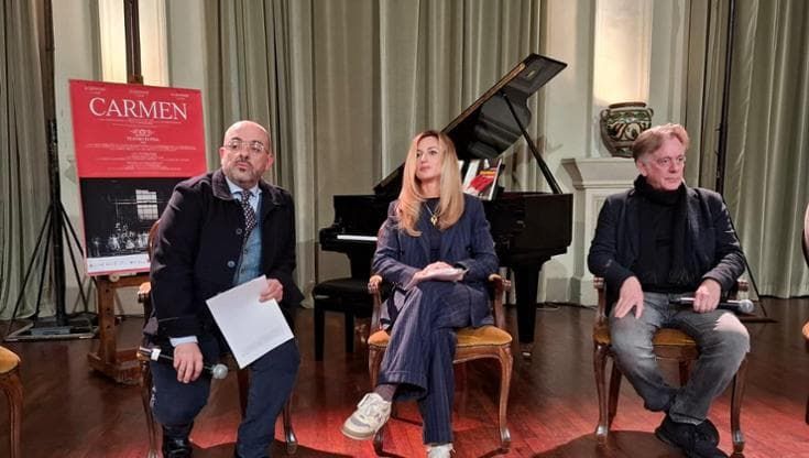 Fenice, la protesta sbarca a Pisa: spillette contro Beatrice Venezi che dirige “Carmen”
