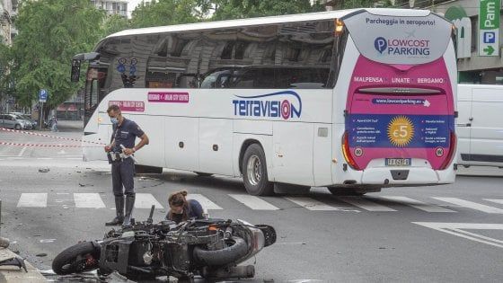 Milano, scontro tra moto e pullman in corso Buenos Aires: grave un 35enne