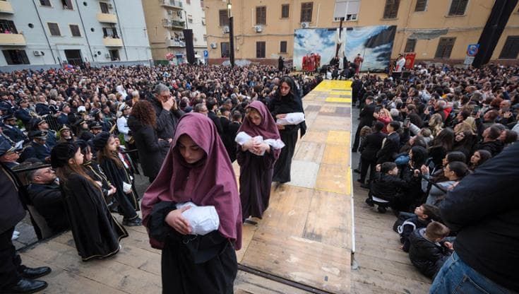 La processione del Venerdì santo dedicata ai bambini morti in guerra