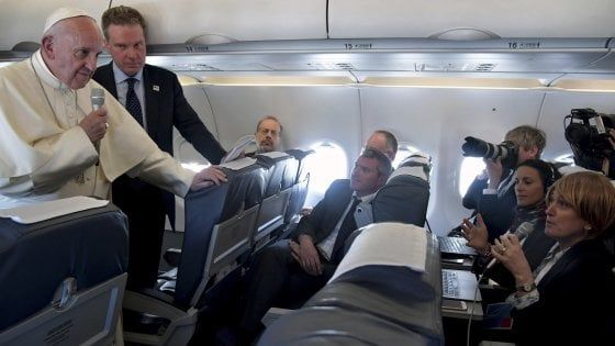 Papa Francesco sull'aereo da Fatima: "Sulla pedofilia fatti progressi. Trump? Voglio parlarci senza pregiuzi"