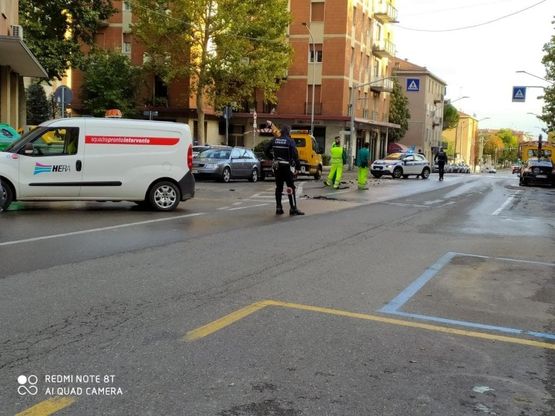 Tubature dell'acqua di nuovo in tilt a Bologna, ruspe in via Montefiorino