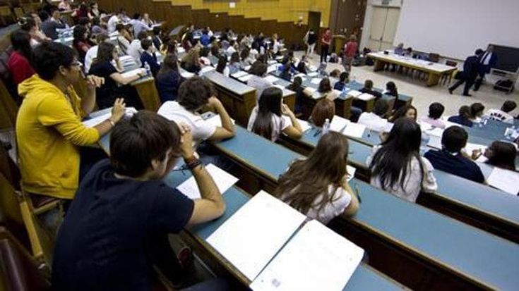 Brescia, allusioni sessuali e offese agli studenti in aula: due denunce al Rettore accusano docente