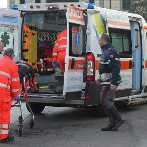 Brindisi, scopre che moglie lo tradisce e la picchia. Lei per difendersi lo accoltella: è grave
