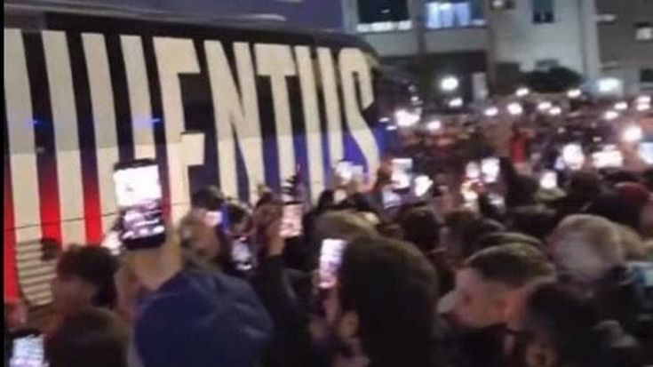 Sassi contro il pullman della Juventus all’arrivo al Maradona per la sfida al Napoli
