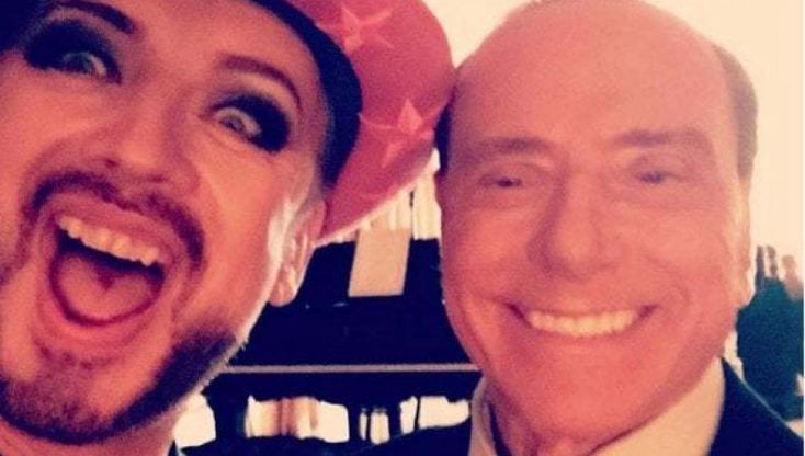 Boy George e il selfie con Berlusconi su Instagram: "Iconico"