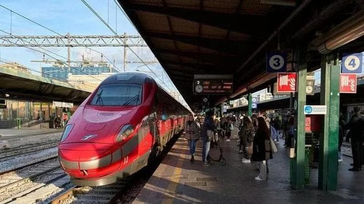 Treni in tilt in Puglia: ritardi fino a 2 ore per un danno a un passaggio a livello