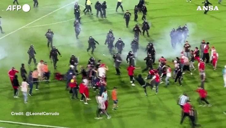 Colombia, scontri fra tifosi: la partita fra Santa Fe e América de Cali finisce in rissa