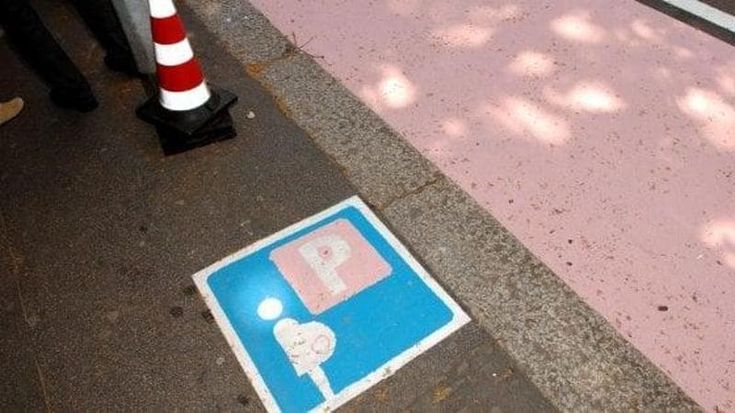 Parcheggi a Milano, arrivano i posti rosa per donne incinte o con neonati