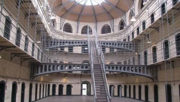 Il detenuto che non si sveglia da 4 mesi. Lo chiamano "l'uomo che dorme" ma nessuno sa che cosa abbia