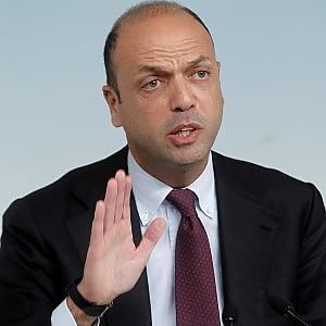 Quirinale e malumori dentro Ncd, Alfano: "Non tratterr&ograve; nessuno, chi vuole ci sta"