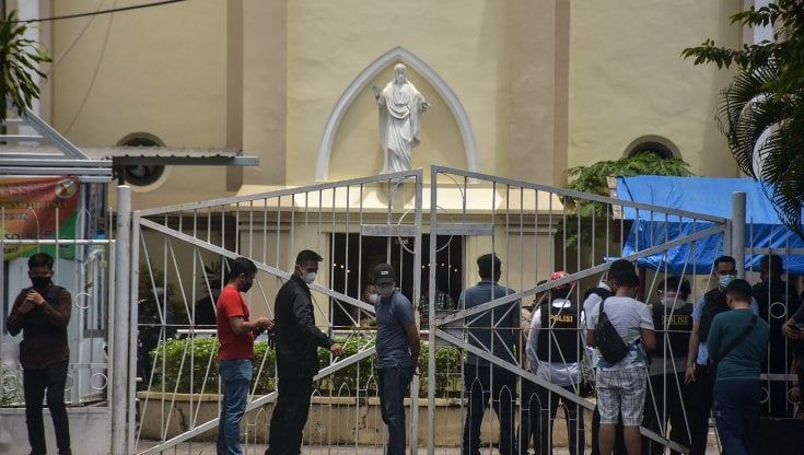 Indonesia, attentato suicida davanti a una chiesa cattolica: vittime e feriti