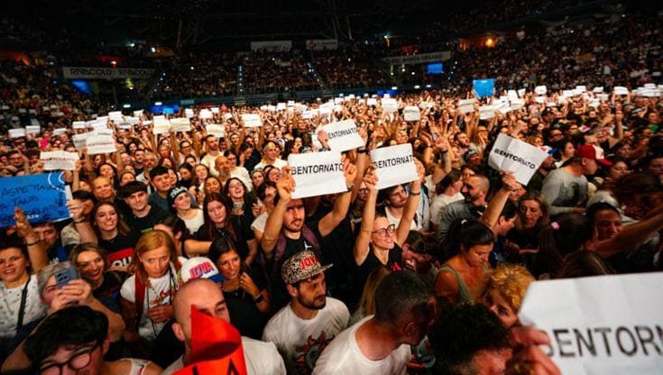 Bentornato Jovanotti. Fiori, bici, ombelico, amore: guida al concerto in dieci parole