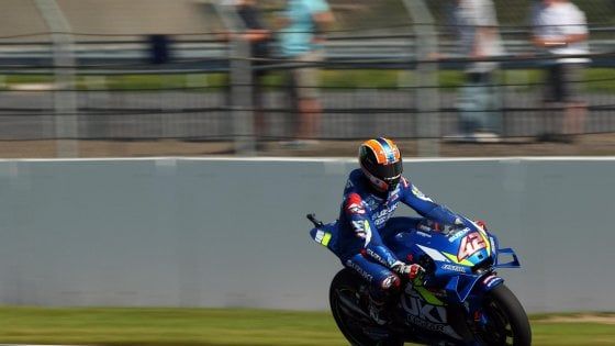 MotoGp, Silverstone: Rins beffa Marquez all'ultimo metro. Rossi è quarto. Paura per Dovizioso