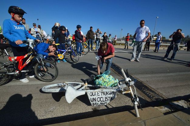 <span itemprop="articleBody">I 'fantasmi stradali</span>' si prendono la citt&agrave;:<br />"Mai pi&ugrave; ciclisti morti sulle strade"