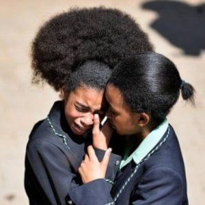 Sudafrica, scontro sulle acconciature afro: scuola le mette al bando, poi la marcia indietro