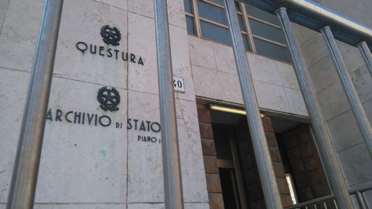 Livorno, padre scappa con il figlio: ricerche in tutta Italia