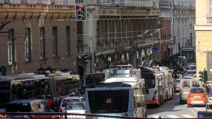 Traffico intenso in centro a Genova per la chiusura di via delle Fontane, transitabile via Balbi