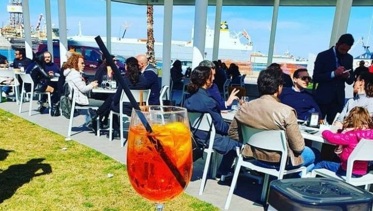 Palermo, al porto il bar è aperto e serve ai tavoli: la rivolta dei ristoratori chiusi 