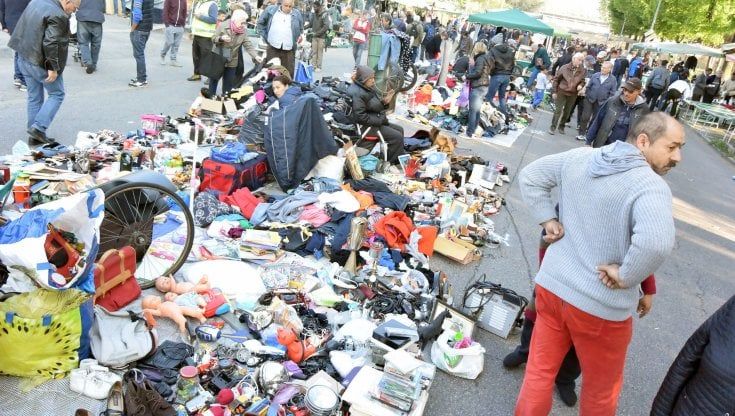 Stretta sul mercatino dell'usato: "Vietato vendere biciclette o parti di auto"