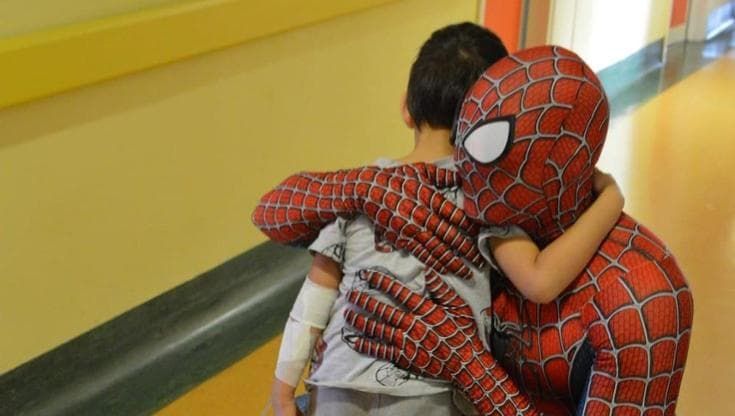 Mattia: “L’infanzia in ospedale per 17 interventi, oggi sono Spiderman per i bambini ricoverati”