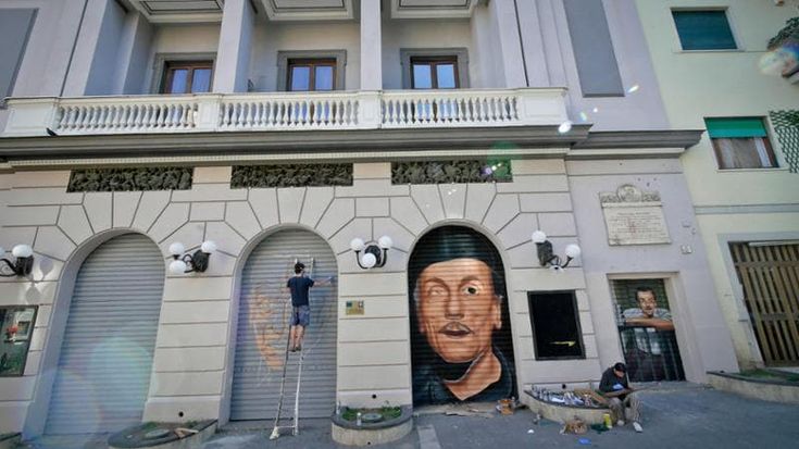 Piazza De Filippo, ottobre 2014: Jorit disegna Eduardo sulla facciata del suo teatro