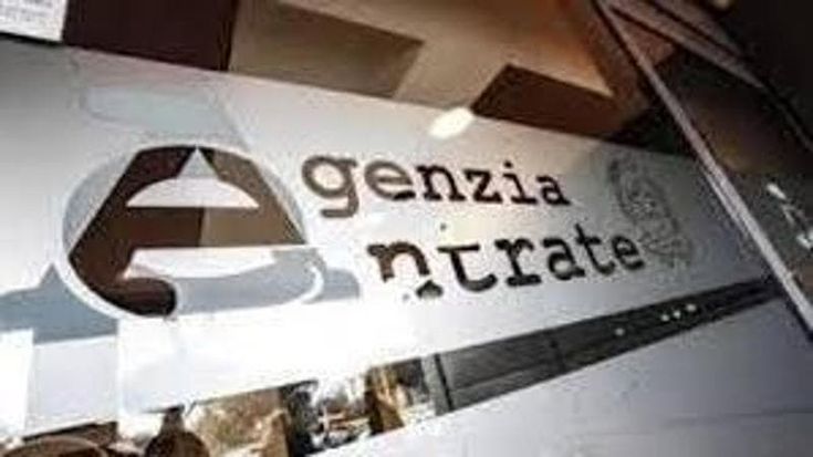 Tregua estiva, niente atti del fisco sotto l'ombrellone