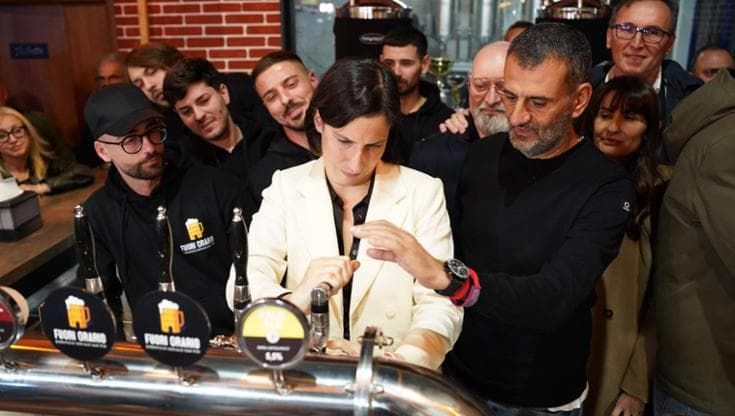 “Basta errori, il Pd rimarrà unito”, il patto della birra che incorona Schlein al congresso