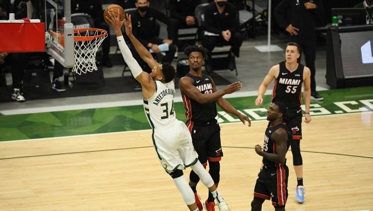 Basket, playoff Nba: Milwaukee vola sul 2-0, Denver pareggia la serie