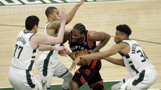 Basket, finale Est: Toronto spaventa Milwaukee, poi ci pensa Brook Lopez
