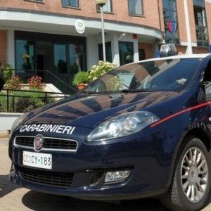 Brindisi, litiga con l'ex convivente e la scaraventa giù dalle scale