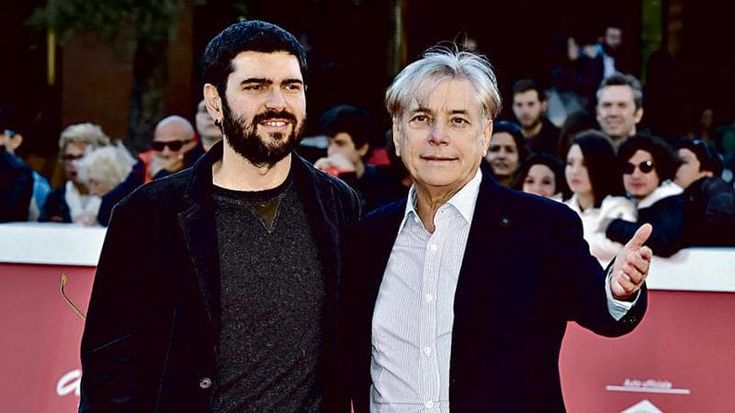 Nino D’Angelo secondo il figlio Toni: “Il caschetto biondo venuto dal niente”