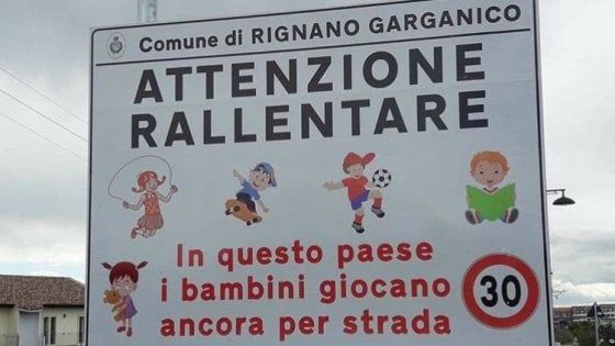 "Rallentare, qui i bambini giocano ancora per strada": il cartello a Rignano Garganico