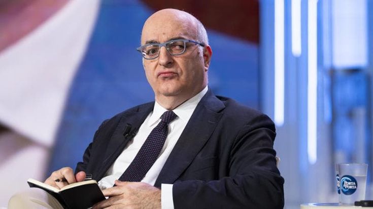 Sechi: “Io licenziato da Libero dopo minacce e scorta”. Angelucci lo smentisce