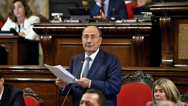 Schifani, 1000 giorni di governo e festeggia imitando Giorgia Meloni