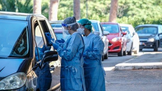 Coronavirus, la svolta di Cts e governo: un solo tampone negativo per essere guarito