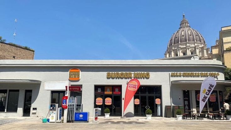 San Pietro, un Burger King all’ombra del cupolone. I residenti: “Qui solo fast food e b&b”