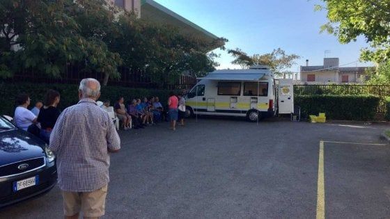 Brindisi, l'ufficio postale chiuso per ristrutturazione: bollette e pensioni si pagano nel camper