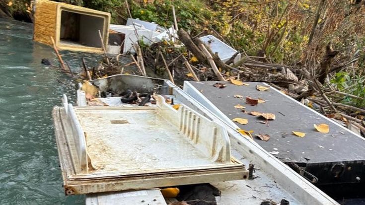 Frigoriferi alla deriva sull’Aniene, la discarica sul fiume punta Roma