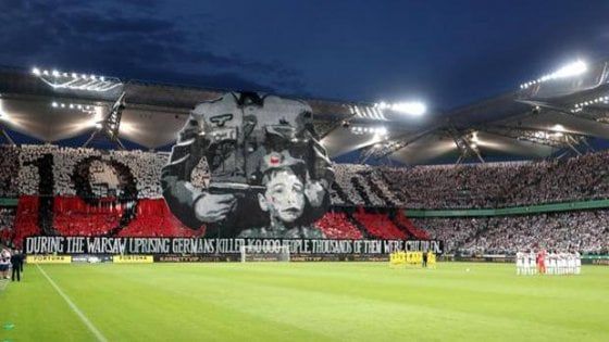 Varsavia, la coreografia shock dei tifosi del Legia per ricordare la rivolta contro i nazisti