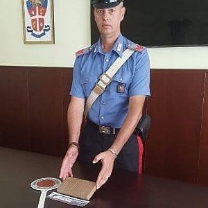 Taranto, va a piangere sulla tomba del marito e trova mezzo chilo di eroina