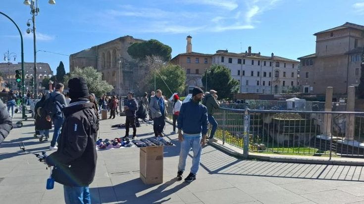 Stretta sugli ambulanti al Colosseo, diecimila sequestri in 46 giorni
