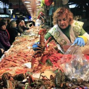 Tonno, sogliola o seppie: occhio al trucco sul banco del pesce 