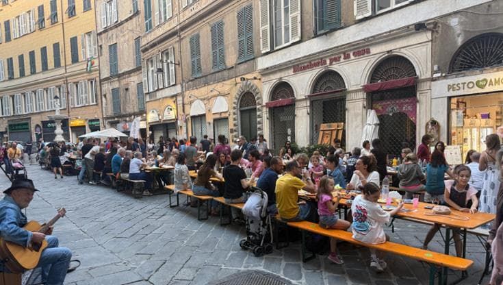 Cena condivisa, in seimila a tavola in strada: la nuova sfida sul Centro Storico
