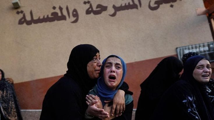 Raid israeliani a Gaza: almeno 70 morti a Khan Yunis. Le testimonianze raccolte dall’Afp: “Corpi smembrati di bambini”