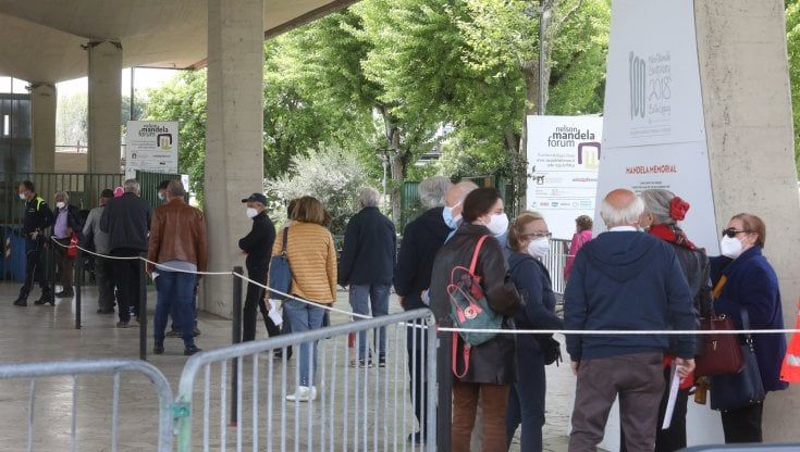 Firenze, al Mandela tra i settantenni al vaccino: "Quante ore al computer per una prenotazione" 
