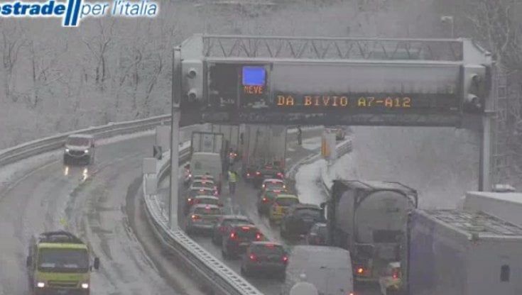 Liguria, neve sulla costa, polemiche per code sulla rete autostradale. Ritorno alla normalità in tarda mattinata