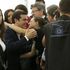 Tsipras all'Europarlamento: applausi e strette di mano 
