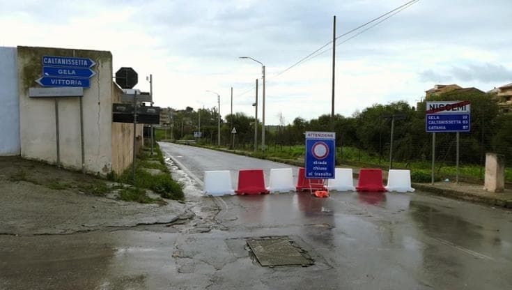 Niscemi: tre famiglie evacuate sulla provinciale, negozi chiusi e una città che teme di morire